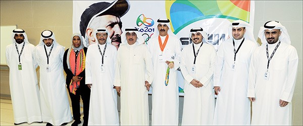 البطل عبدالله طرقي الرشيدي مع نائب رئيس التحرير الزميل عدنان الراشد والزملاء في القسم الرياضي والعلاقات العامةهاني الشمري