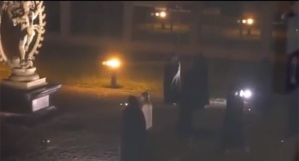 بالفيديو.. مجموعة تضحي بفتاة "للشيطان" ضمن طقوس غريبة
