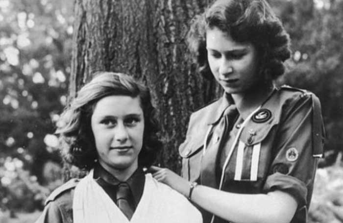 ملكة بريطانيا اليزابيث الثانية عام 1943