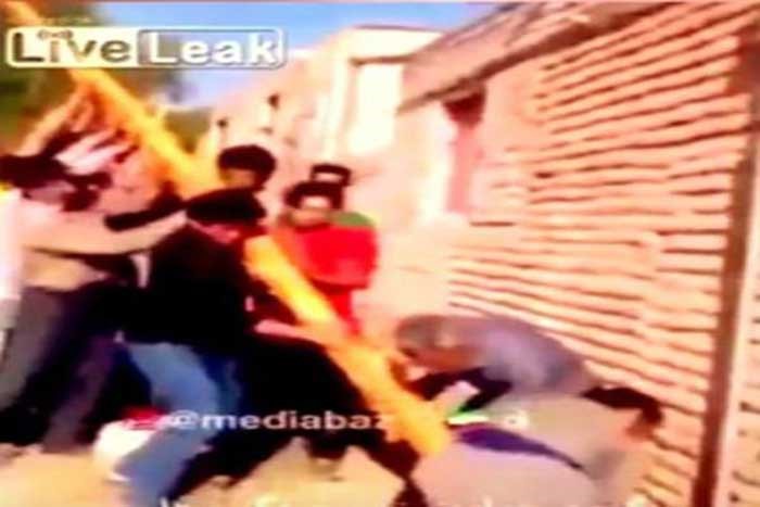 بالفيديو.. تجمعوا لرفع عمود كهربائي فصعقتهم الكهرباء جميعاً بإيران