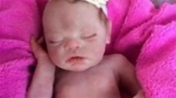 بالفيديو.. شرطي يحطم زجاج سيارة لإنقاذ دمية محتجزة داخلها