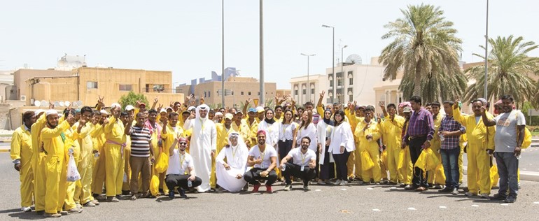 فريق الاهلي الكويتي مع عدد من العمال في احد مواقع العمل