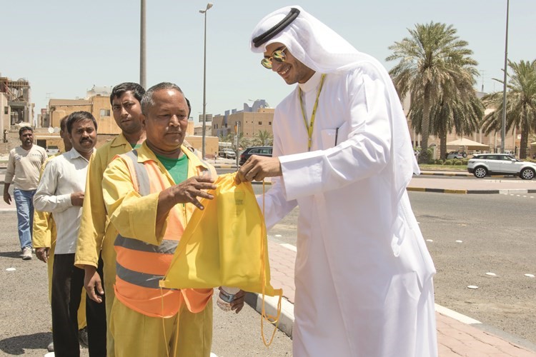 تقديم المساعدات للعمال في اماكن عملهم