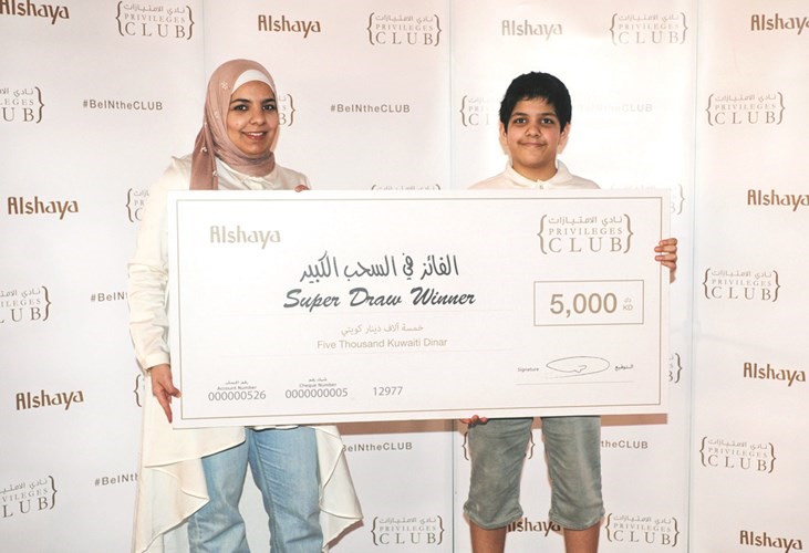 وفائزة تتسلم شيكا بـ 5 الاف دينار من الشايع
