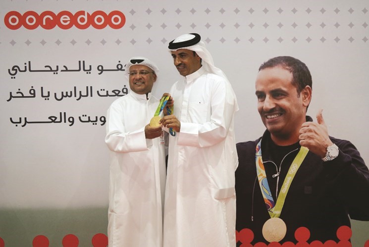 احد موظفي الشركة مع الديحاني