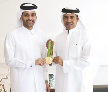البطل فهيد الديحاني مع المدير العام والرئيس التنفيذي الشيخ محمد بن عبدالله ال ثاني
