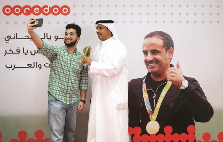 موظف يلتقط صورة مع الديحاني