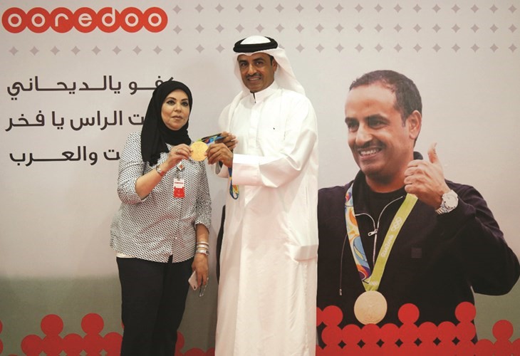  صورة مع احدى موظفات الشركة