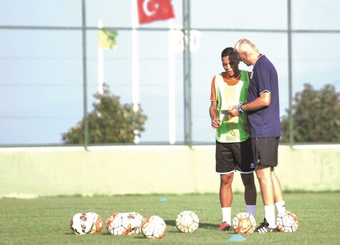 المدرب فلورين ماتروك يتحدث للبرازيلي باتريك فابيانو في التدريبات﻿