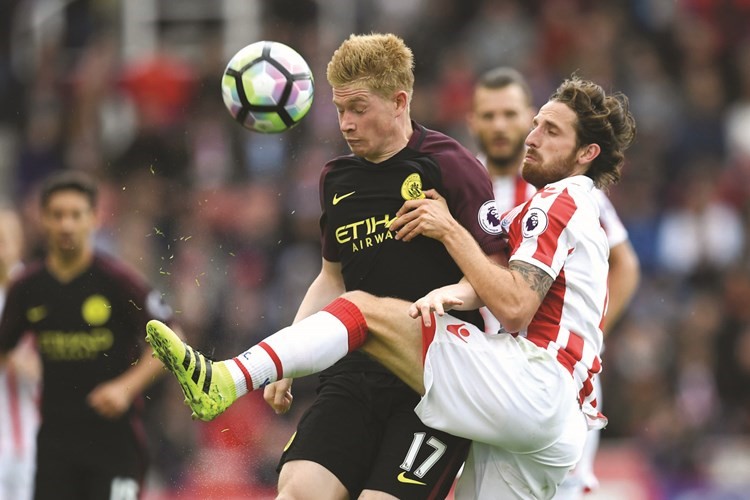 لاعب ستوك جو الين في صراع كروي مع لاعب مان سيتي كيفن دي بروين افپ