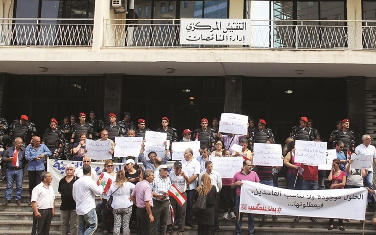 ناشطو حملة بدنا نحاسب خلال اعتصامهم امام التفتيش المركزي احتجاجا على ملف تلزيم الميكانيك المرتفع الثمن 	محمود الطويل﻿