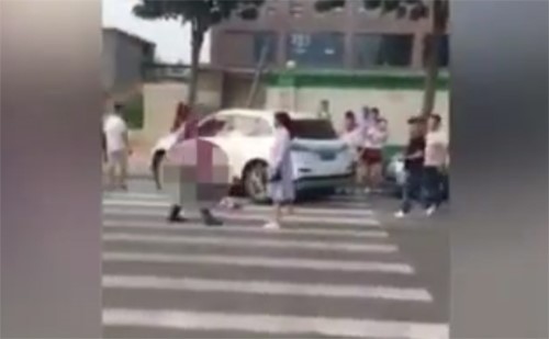 بالفيديو.. امرأة تطعن زوجها الخائن في ظهره وسط الشارع 