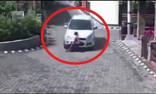 فيديو صادم.. طفلة دهستها سيارة ومرت فوق جسدها.. ثم قامت تمشي وكأن شيئاً لم يكن ! 