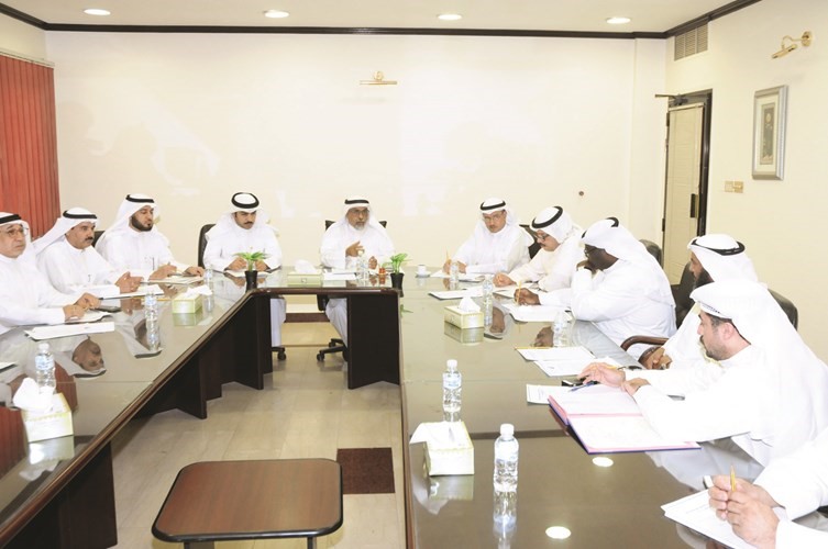 فهد العتيبي مترئسا الاجتماع مع مديري افرع بلديات المحافظات 