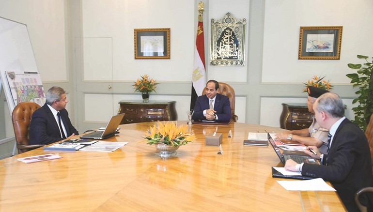 الرئيس المصري عبدالفتاح السيسي مستقبلا مخالد عبدالعزيز وزير الشباب والرياضة واللواء كامل الوزير رئيس الهيئة الهندسية للقوات المسلحة