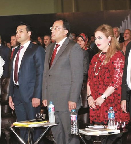 الشيخة فاطمة الصباح ومحمود عفيفي ووزير الاسكان المصري خلال افتتاح المؤتمر﻿