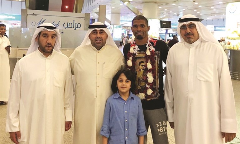 البرازيلي غومان يتوسط اعضاء ديوان سلماوي﻿