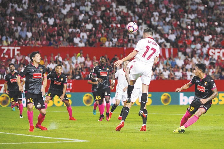 لاعب اشبيلية بابلو سارابيا يحول الكرة براسه صوب مرمى اسبانيولرويترز 