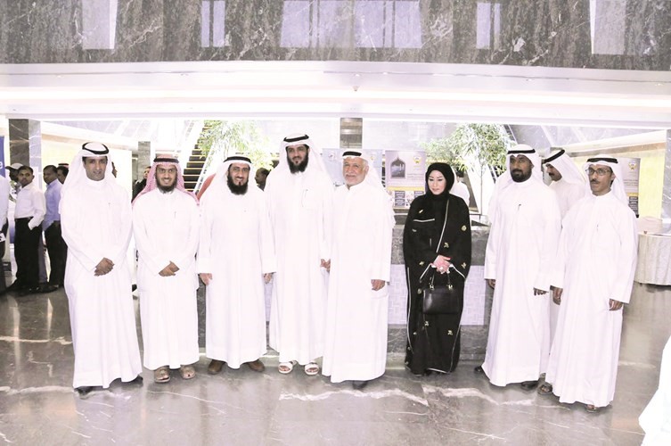 صورة جماعية لمسؤولي وزارتي الاوقاف والصحة خلال الحملة التثقيفية التوعوية لحملات الحج﻿
