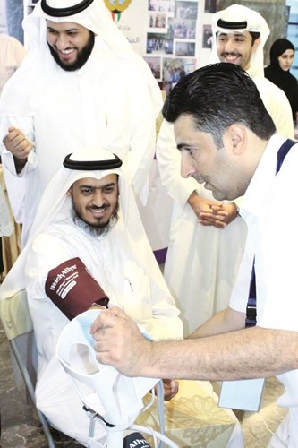 محمد المطيري خلال تبرعه بالدم ﻿