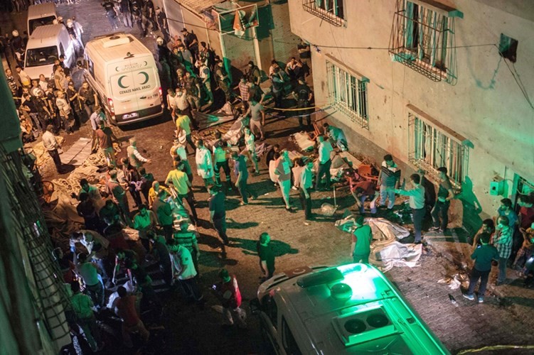 سيارات الاسعاف تحاول نقل جثث ضحايا تفجير غازي عنتاب امس الاول وفي الاطار بعض المسامير الحديدية التي استخدمها الانتحاري في الهجومافپ 
