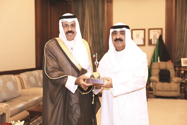 الشيخ مشعل الاحمد خلال لقائه الشيخ احمد النواف