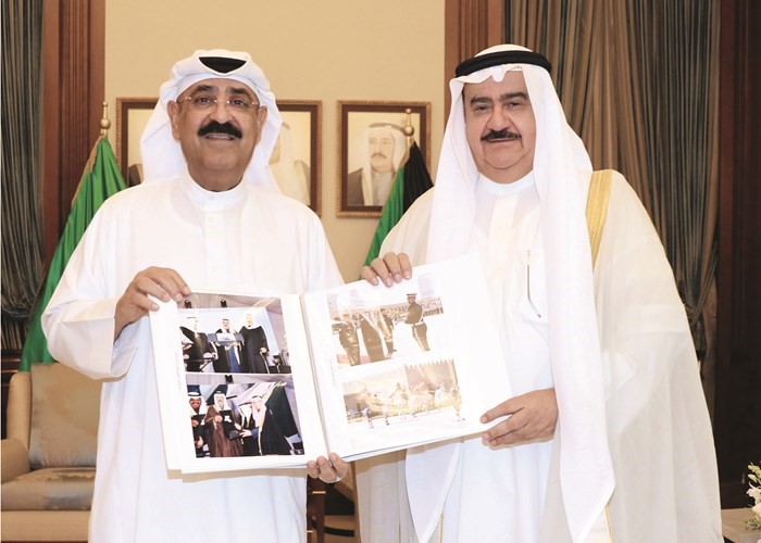 الشيخ مشعل الاحمد يتسلم البوما عن اخر انجازات محافظة العاصمة من الفريق م ثابت المهنا 