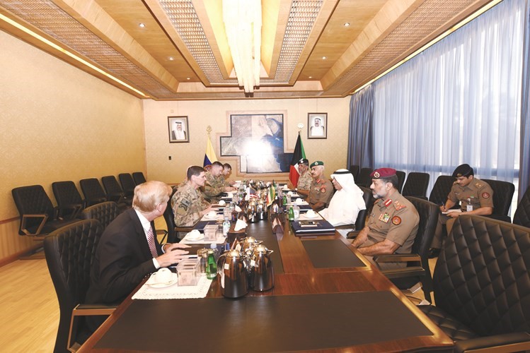  الشيخ خالد الجراح خلال لقائه الفريق اول جوزف فوتال