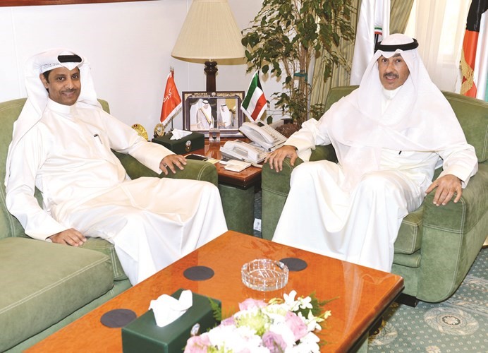 الشيخ فواز الخالد خلال لقائه معايد العازمي﻿