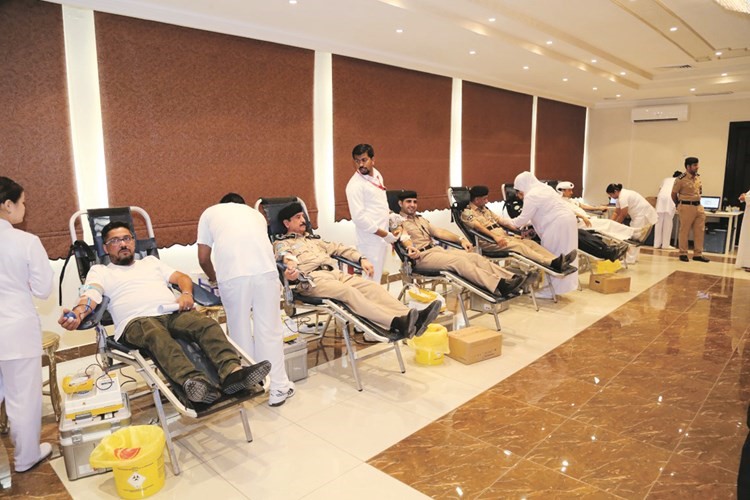 عدد من منتسبي المرور خلال عملية التبرع