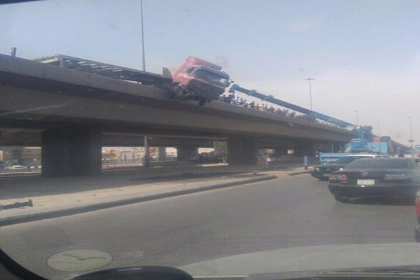 فيديو: حادث خطير لشاحنة تجاوزت الحاجز الخرساني لأحد الجسور بالرياض