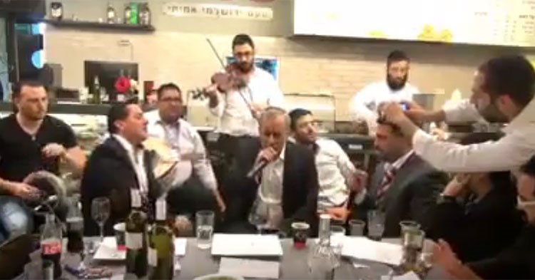 بالفيديو.. يهود متدينون يغنون لأم كلثوم ليلة السبت 