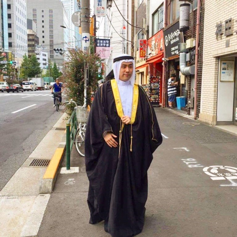 بالصور.. تعرف على أشهر ياباني يعشق السعودية ويرتدي البشت في شوارع طوكيو
