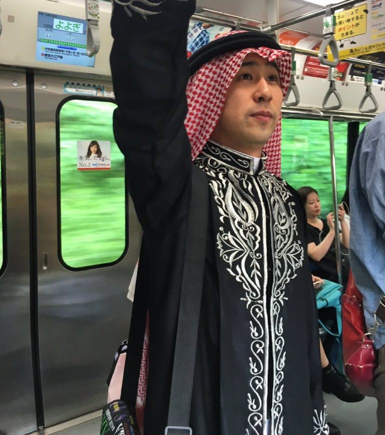 بالصور.. تعرف على أشهر ياباني يعشق السعودية ويرتدي البشت في شوارع طوكيو