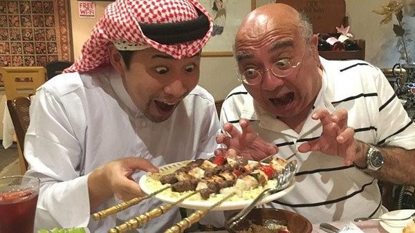 بالصور.. تعرف على أشهر ياباني يعشق السعودية ويرتدي البشت في شوارع طوكيو