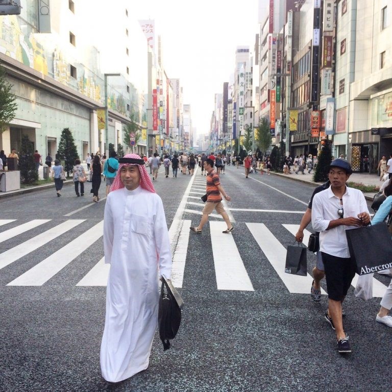 بالصور.. تعرف على أشهر ياباني يعشق السعودية ويرتدي البشت في شوارع طوكيو