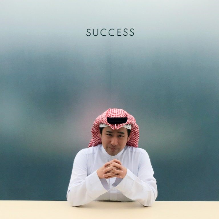 بالصور.. تعرف على أشهر ياباني يعشق السعودية ويرتدي البشت في شوارع طوكيو