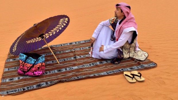 بالصور.. تعرف على أشهر ياباني يعشق السعودية ويرتدي البشت في شوارع طوكيو