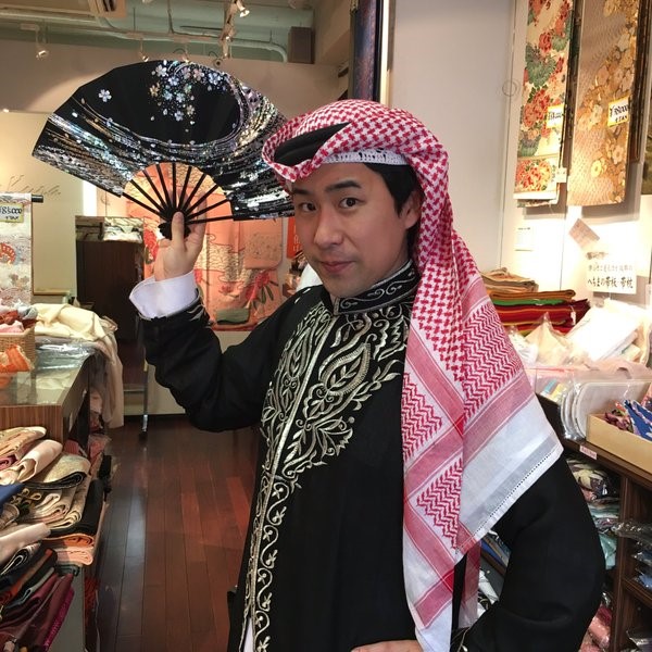 بالصور.. تعرف على أشهر ياباني يعشق السعودية ويرتدي البشت في شوارع طوكيو