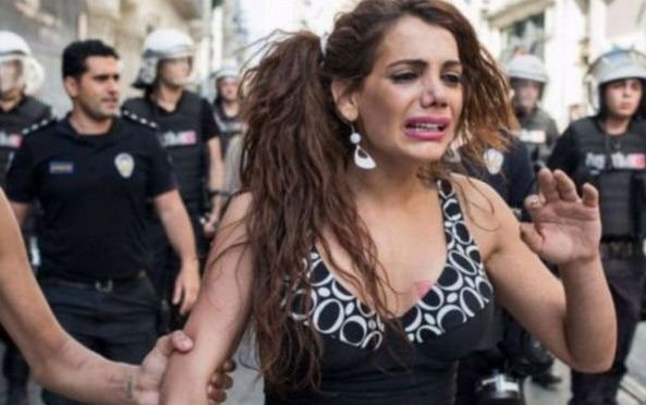 مقتل أشهر متحولة جنسياً في تركيا.. والشبهات تحوم حول آخر "زبون" قابلته! 