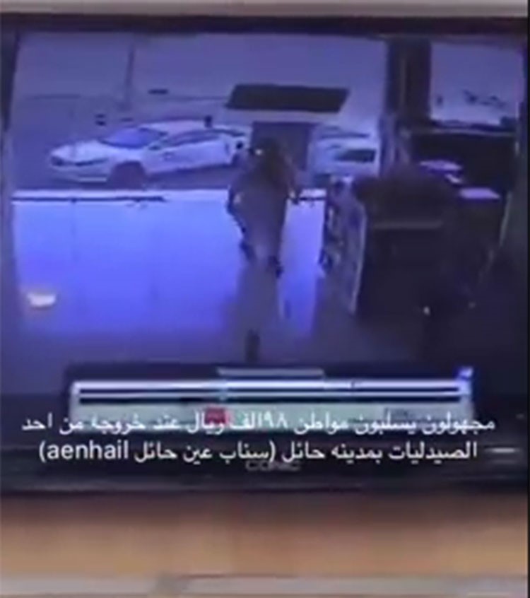 بالفيديو.. ملثمان يعتديان على سعودي لحظة ركوبه السيارة