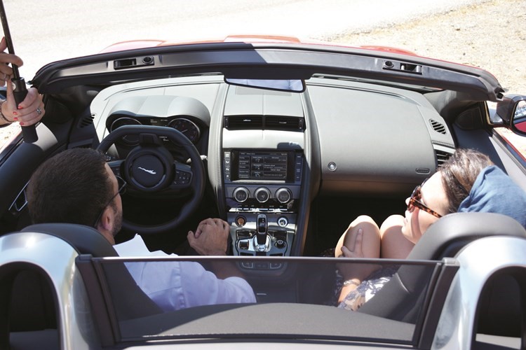  الساهر يقود بحماس عبر جبال الاندلس سيارة من طراز جاكوار F-TYPE S القابلة للكشف﻿