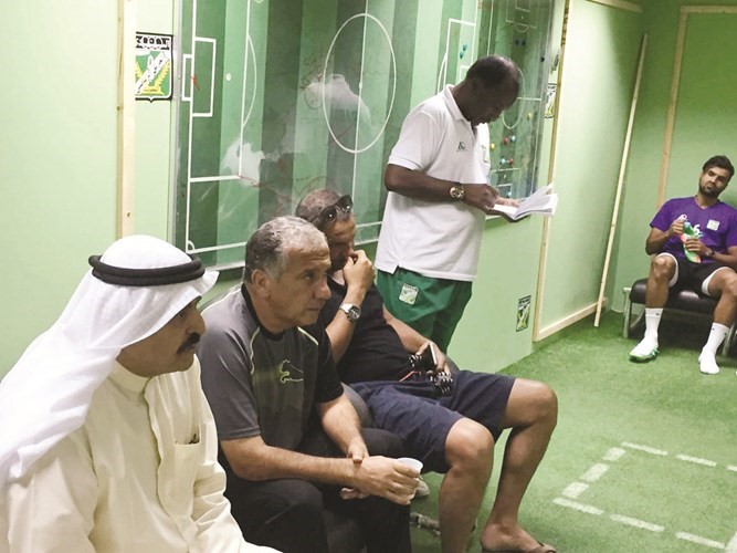 اجتماع الجهازين الاداري والفني مع اللاعبين في العربي﻿