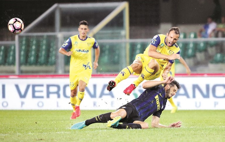 دخول قوي من لاعب انترميلان اندريا رانوكيا على مهاجم كييفو ريكاردو ميغيورينياپ 