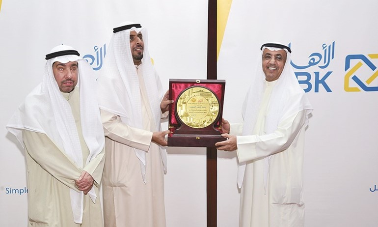 الثنيان يتسلم درع التكريم من العازمي﻿