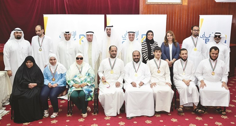 فوزي الثنيان وفايز العازمي وفريق الاتصالات والعلاقات الخارجية في البنك الاهلي مع الفائزين في المهرجان﻿
