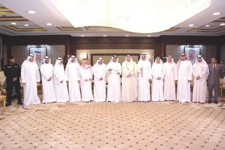 محافظ الفروانية الشيخ فيصل الحمود يتوسط المكرمين