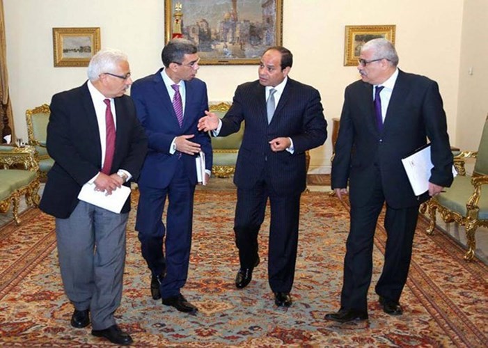 الرئيس عبدالفتاح السيسي متوسطا رؤساء تحرير الصحف القومية المصرية الثلاث
