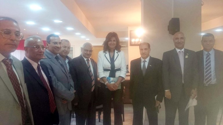 وزيرة الهجرة تتوسط اعضاء مجلس ادارة الاتحاد العام للمصريين بالخارج