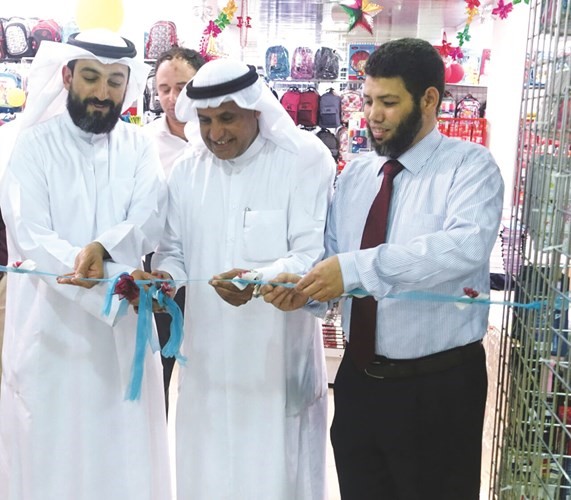 سعد الانصاري وخالد الشرهان ومحمد زايد خلال افتتاح مهرجان القرطاسية في تعاونية الشهداء